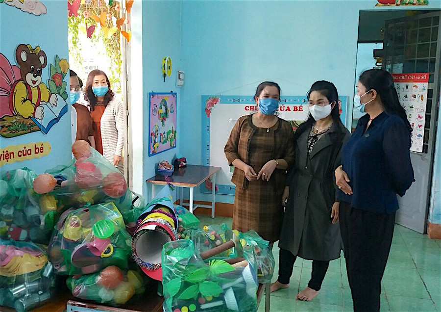 Đoàn kiểm tra của tỉnh kiểm tra công tác phòng chống dịch Covid-19 tại các trường học. Ảnh: M.T