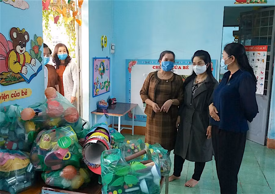 Đoàn kiểm tra của tỉnh kiểm tra công tác phòng chống dịch Covid-19 tại các trường học. Ảnh: M.T