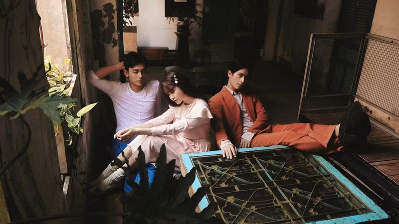 Từ cách tại dáng lãng mạn và gần gũi cho đến những bộ trang phục với tông trắng nhẹ nhàng, Trương Quỳnh Anh, Trương Minh Thảo và Hoảng Đỗ khiến khán giả không khỏi xuýt xoa khi xem từng bức ảnh một trong bộ hình.