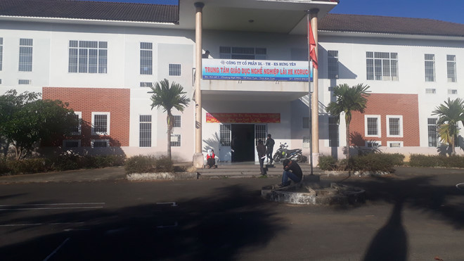 Người dân đổ xô đi học bằng lái ô tô vì nghe tin đồn tăng học phí - Ảnh: Đức Nhật