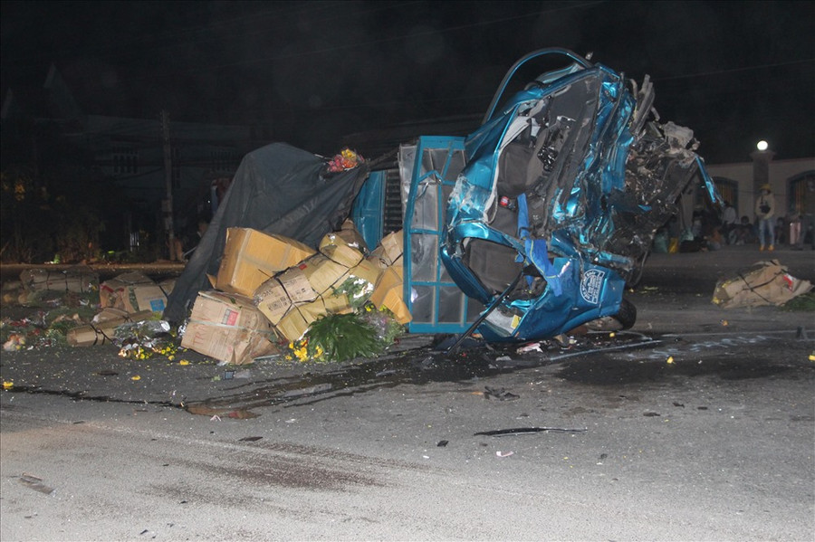 Đầu xe tải biến dạng. Ảnh: Đình Trọng