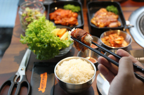 Ăn chín, uống sôi, rửa tay thường xuyên với xà phòng là những yếu tố giúp cơ thể chống lại dịch bệnh (Ảnh: HOÀNG TRIỀU)