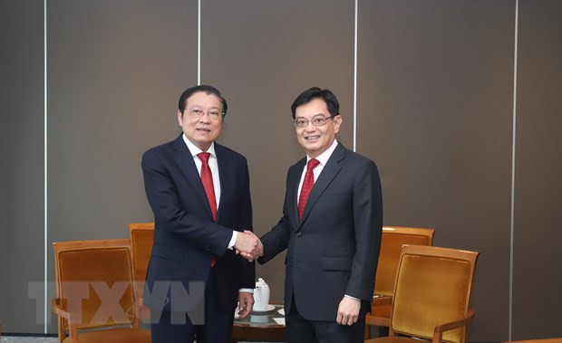 Ông Phan Đình Trạc chào xã giao Phó Thủ tướng, Bộ trưởng Tài chính Vương Thuỵ Kiệt, lãnh đạo Đảng Nhân dân Hành động ngày 20/02. (Ảnh: Lê Dương/TTXVN)