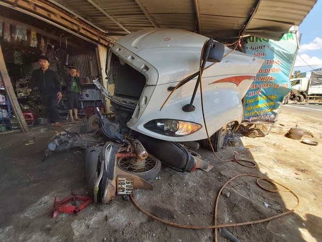  Đầu của xe đầu kéo tông vào nhà dân ven đường