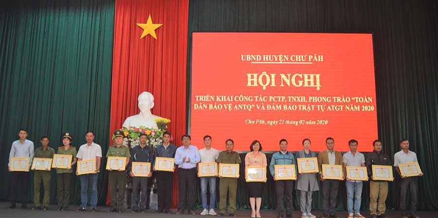 Chủ tịch UBND huyện Chư Pah Nay Kiên tặng giấy khen cho tập thể, cá nhân có thành tích xuất sắc trong phong trào Bảo vệ an ninh Tổ quốc. Ảnh: Đinh Yến Chủ tịch UBND huyện Chư Pah Nay Kiên tặng giấy khen cho tập thể, cá nhân có thành tích xuất sắc trong phong trào Bảo vệ an ninh Tổ quốc. Ảnh: Đinh Yến
