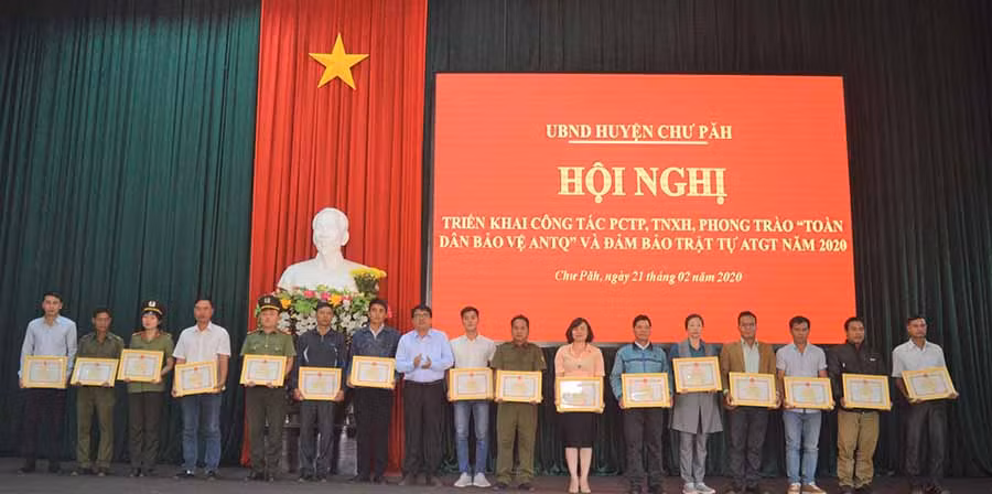 Chủ tịch UBND huyện Chư Pah Nay Kiên tặng giấy khen cho tập thể, cá nhân có thành tích xuất sắc trong phong trào Bảo vệ an ninh Tổ quốc. Ảnh: Đinh Yến Chủ tịch UBND huyện Chư Pah Nay Kiên tặng giấy khen cho tập thể, cá nhân có thành tích xuất sắc trong phong trào Bảo vệ an ninh Tổ quốc. Ảnh: Đinh Yến