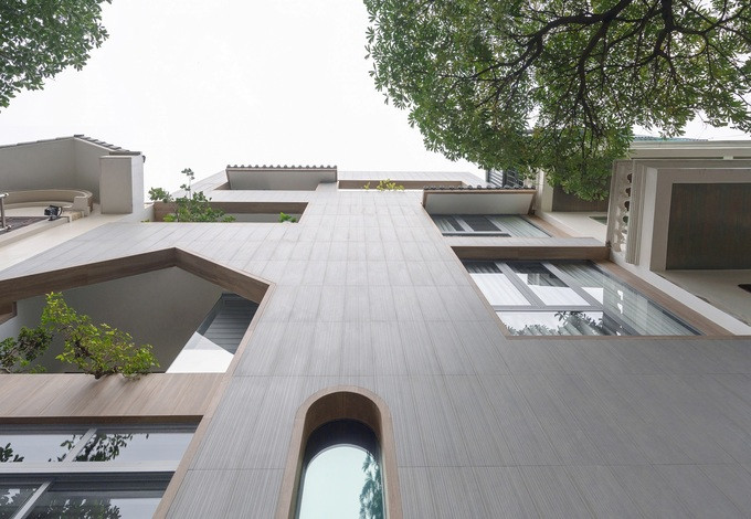 Các kiến trúc sư mất bốn tháng để đưa ra thiết kế phù hợp với yêu cầu của gia chủ. Từ một "chiếc hộp" với mặt tiền đơn giản, họ "điêu khắc" vị trí cửa sổ, logia để lấy sáng cho các phòng vào nhà. Các kiến trúc sư mất bốn tháng để đưa ra thiết kế phù hợp với yêu cầu của gia chủ. Từ một