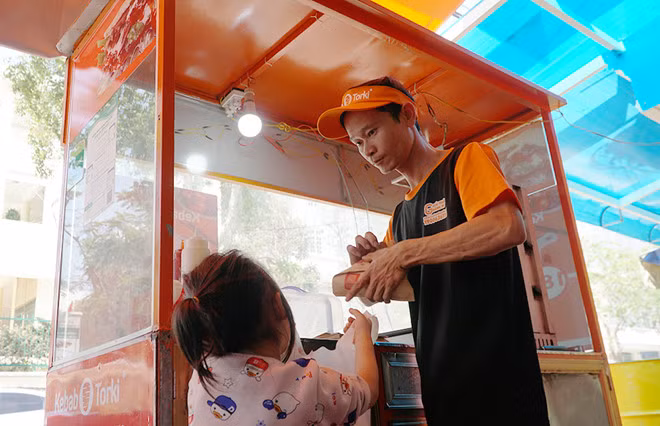 Con gái út của anh Xuân hỗ trợ ba bán bánh mì cho khách trên Đà Lạt - Lê Nam