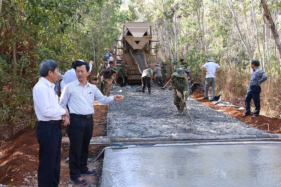 Bí thư Tỉnh ủy Dương Văn Trang (thứ 2 từ trái sang) kiểm tra tiến độ xây dựng đường lên làng Pờ Yầu, xã Lơ Pang, huyện Mang Yang. Ảnh: Q.T 