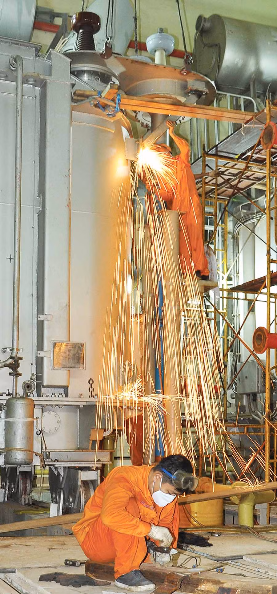  Công nhân Nhà máy Thủy điện Ia Ly sửa chữa máy biến áp 500 kV. Ảnh: Đ.Y