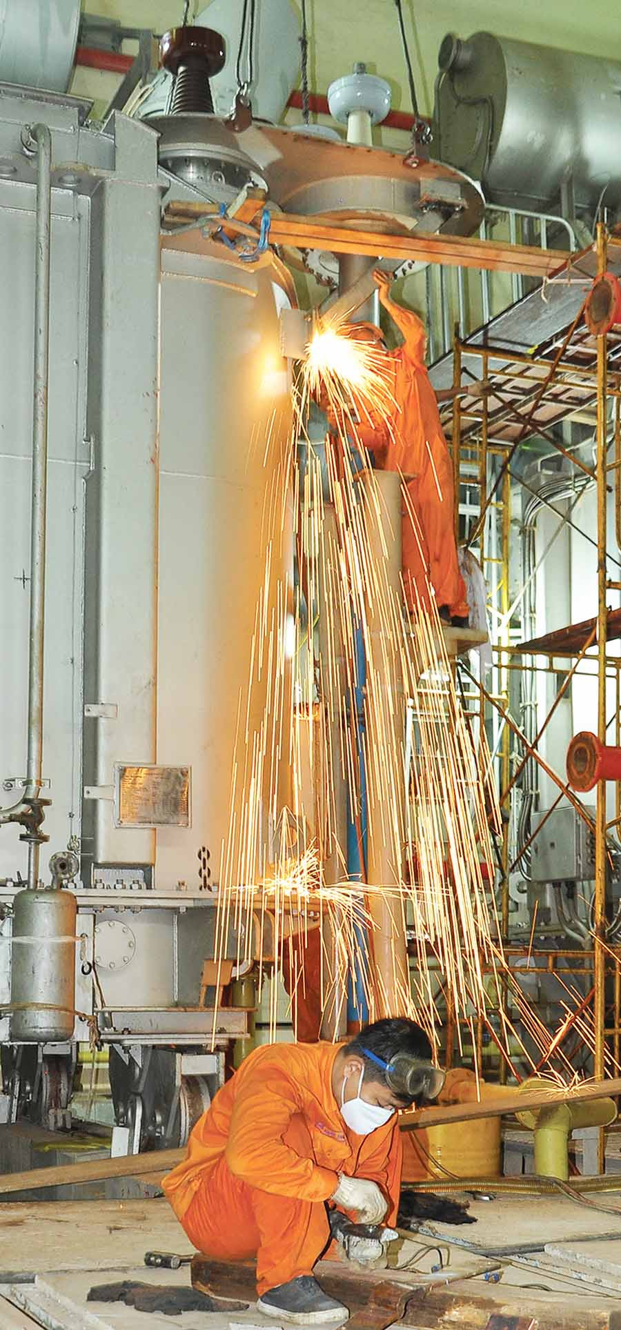  Công nhân Nhà máy Thủy điện Ia Ly sửa chữa máy biến áp 500 kV. Ảnh: Đ.Y