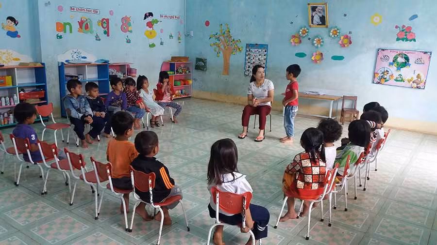 Các cháu học sinh Trường Mầm non thị trấn Phú Hòa (huyện Chư Pah) nghe cô giáo hướng dẫn các biện pháp vệ sinh cá nhân phòng bệnh. Ảnh: Như Ý