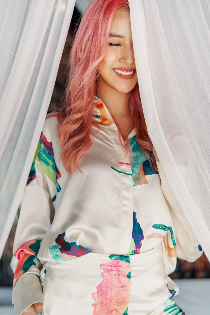 Quỳnh Anh Shyn trẻ trung và tươi mới với bảng màu “mốt” trong năm gồm hồng nóng, xanh coban cổ điển nhấn nhá những mảng sáng xanh lá, được đặt tương phản với sắc trắng kem và màu của đá vôi. Quỳnh Anh Shyn trẻ trung và tươi mới với bảng màu “mốt” trong năm gồm hồng nóng, xanh coban cổ điển nhấn nhá những mảng sáng xanh lá, được đặt tương phản với sắc trắng kem và màu của đá vôi.