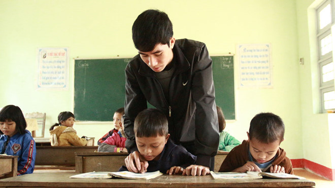  Thầy Tuyền một mình lên Điek Ta Âu gieo chữ - Ảnh: ĐỨC NHẬT