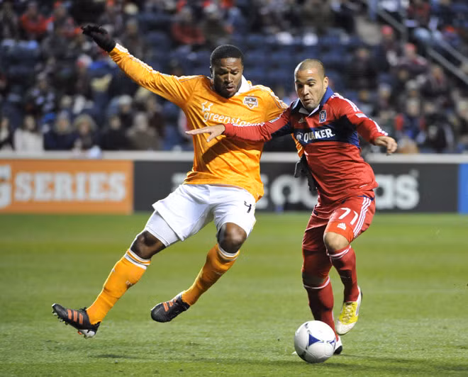 Có thể hình khá (1m77) nhưg Alex nổi bật bởi khả năng làm chủ trái bóng điêu luyện và những pha xử lý bóng ngẫu hứng đậm chất Samba - AFP