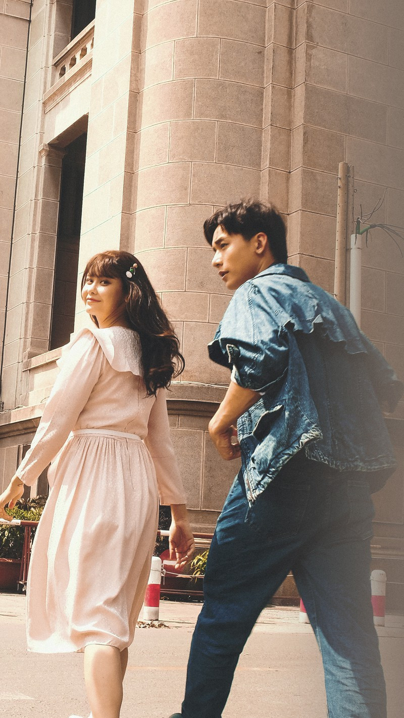 Đây có thể nói là những hình ảnh vừa đậm chất streetstyle, rất thời trang nhưng cũng không kém phần “mê hoặc” người nhìn bằng một không khí đậm chất điện ảnh. Đây có thể nói là những hình ảnh vừa đậm chất streetstyle, rất thời trang nhưng cũng không kém phần “mê hoặc” người nhìn bằng một không khí đậm chất điện ảnh.