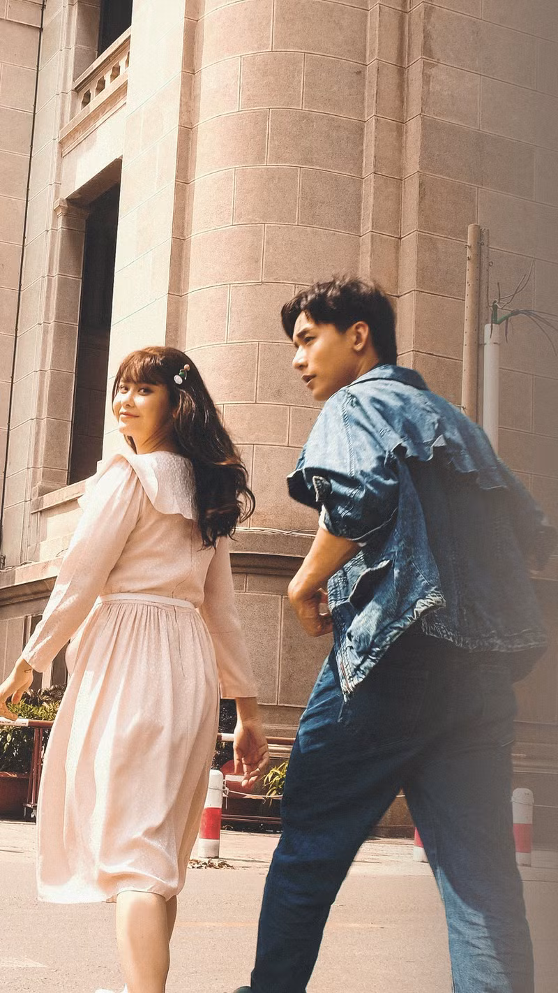 Đây có thể nói là những hình ảnh vừa đậm chất streetstyle, rất thời trang nhưng cũng không kém phần “mê hoặc” người nhìn bằng một không khí đậm chất điện ảnh.