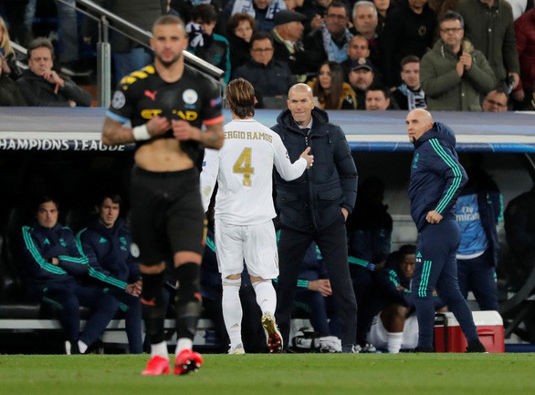 Ramos rời sân sau khi nhận thẻ đỏ - Ảnh: REUTERS Ramos rời sân sau khi nhận thẻ đỏ - Ảnh: REUTERS