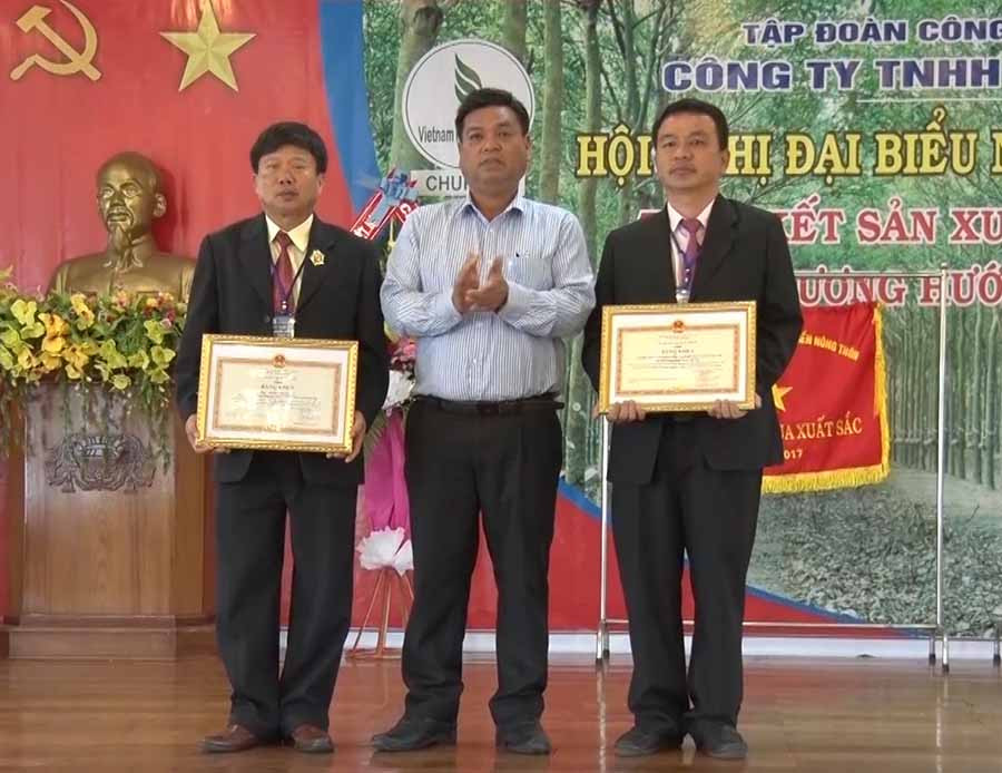 Phó Chủ tịch UBND tỉnh Kpă Thuyên trao bằng khen của Chủ tịch UBND tỉnh cho lãnh đạo Công ty Cao su Chư Pah. Ảnh: T.T