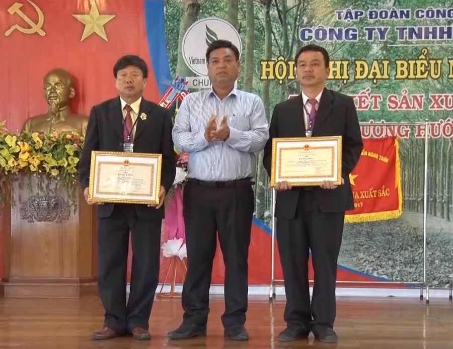 Phó Chủ tịch UBND tỉnh Kpă Thuyên trao bằng khen của Chủ tịch UBND tỉnh cho lãnh đạo Công ty Cao su Chư Pah. Ảnh: T.T