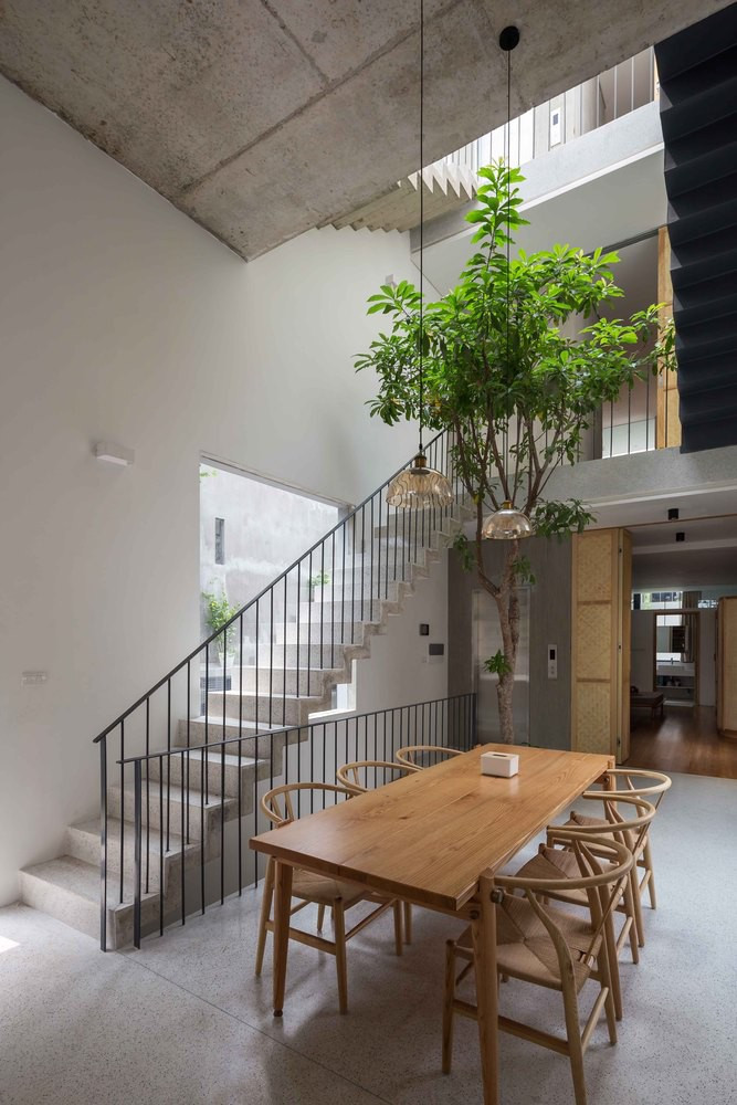 Nhà với nhiều ô cửa lớn, cung cấp nhiều ánh sáng hơn để giảm thiểu tình trạng bí bách. Nhà với nhiều ô cửa lớn, cung cấp nhiều ánh sáng hơn để giảm thiểu tình trạng bí bách.