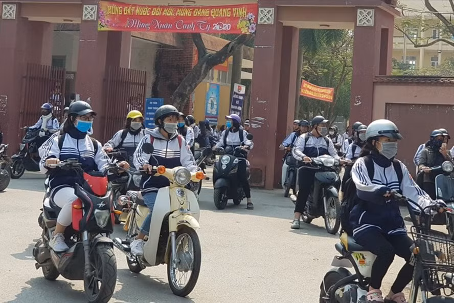  Học sinh trường THPT Huỳnh Thúc Kháng (Nghệ An) đeo khẩu trang phòng dịch COVID-19. Ảnh: QĐ