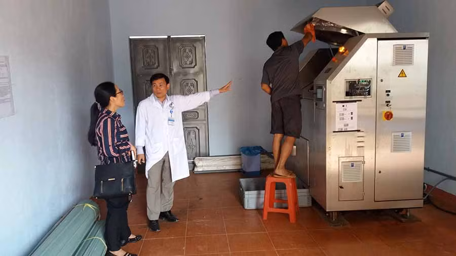 Máy xử lý rác thải hấp, nghiền, tiệt trùng bằng hơi nước tại Trung tâm Y tế huyện Chư Sê không thải khói khi vận hành, không gây ô nhiễm môi trường. Ảnh: N.N