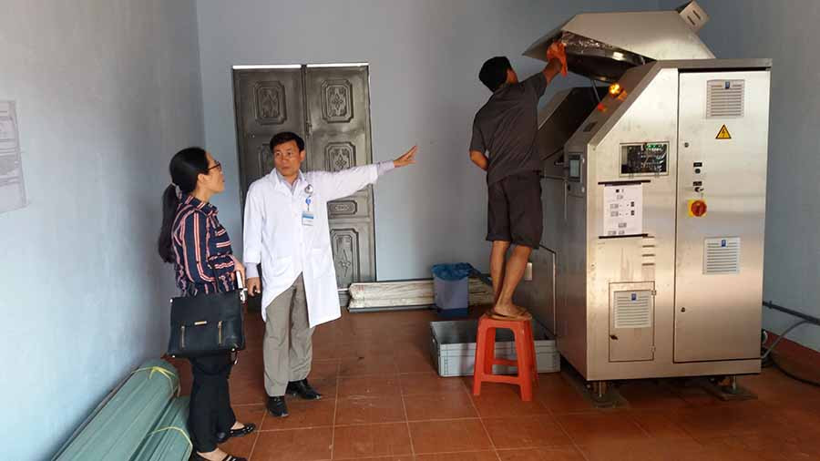 Máy xử lý rác thải hấp, nghiền, tiệt trùng bằng hơi nước tại Trung tâm Y tế huyện Chư Sê không thải khói khi vận hành, không gây ô nhiễm môi trường. Ảnh: N.N