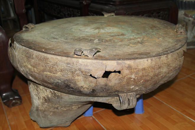 Trống đồng được phát hiện trên sông Cổ Chiên. ẢNH: XUÂN PHÚC