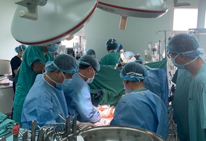 Ê kíp phẫu thuật Bệnh viện T.Ư Huế lần đầu tiên đã thực hiện thành công 2 ca phẫu thuật cắt gan lớn ở trẻ em để loại bỏ khối u ung thư nguyên bào gan. Ảnh: N.T