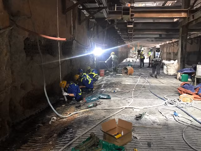 Đoạn ngầm của dự án gồm: Gói thầu số 1b gồm 2 ga ngầm Nhà hát TP và Ba Son khởi công từ tháng 8.2014 đến nay đạt 80% khối lượng, trong đó, đoạn hầm thi công bằng công nghệ Khiên đào (TBM) gồm 2 ống hầm dài 781m đã thông vào tháng 6.2018; Gói thầu số 1a gồm ga Bến Thành khởi công từ tháng 11.2016 đến nay đạt được 65% khối lượng.