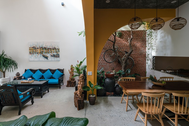 Bếp nấu nằm cạnh phòng khách ngăn cách bằng một bức tường dạng vòm.