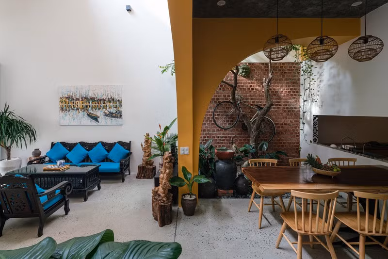 Bếp nấu nằm cạnh phòng khách ngăn cách bằng một bức tường dạng vòm.