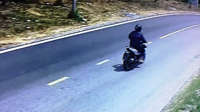 Theo camera an ninh trên Quốc lộ 20 đối tượng đã "lột xác" thay biển số xe... nhưng vẫn không thoát. Theo camera an ninh trên Quốc lộ 20 đối tượng đã