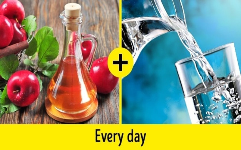 Giấm táo và nước: Pha 1-2 thìa dấm táo với 1 cốc nước, rồi đều đặn dùng hỗn hợp này súc miệng mỗi sáng sẽ mang lại hiệu quả bất ngờ cho hàm răng của bạn.