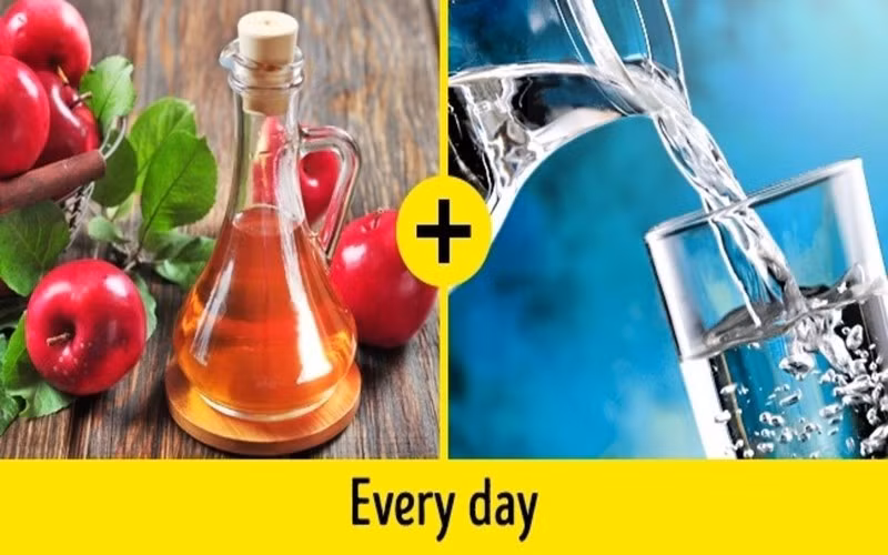 Giấm táo và nước: Pha 1-2 thìa dấm táo với 1 cốc nước, rồi đều đặn dùng hỗn hợp này súc miệng mỗi sáng sẽ mang lại hiệu quả bất ngờ cho hàm răng của bạn.