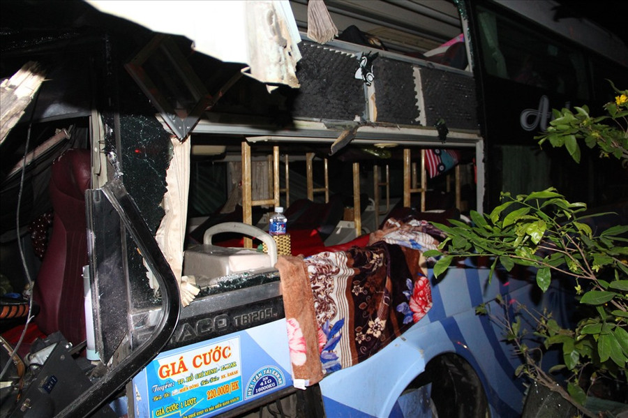  Đập cửa kính bên hông giải cứu hành khách. Ảnh: Đình Trọng