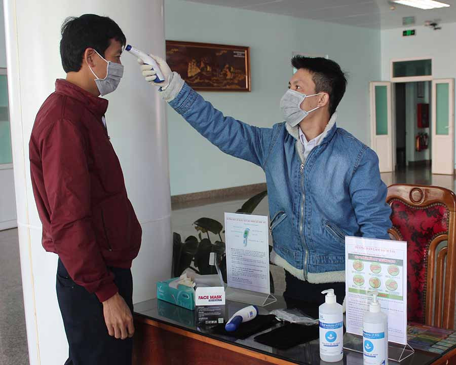  Quầy cấp phát miễn phí khẩu trang y tế tại Điện lực Gia Lai. Ảnh: H.D