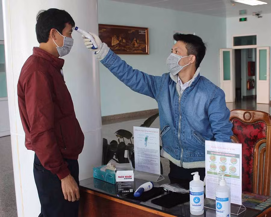  Quầy cấp phát miễn phí khẩu trang y tế tại Điện lực Gia Lai. Ảnh: H.D