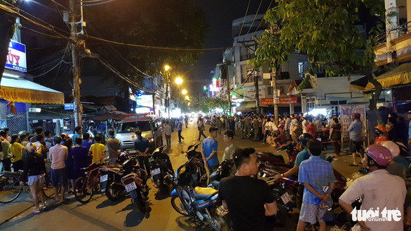 Lực lượng chức năng phong tỏa đường Cây Keo, điều tra vụ việc - Ảnh: NGỌC KHẢI