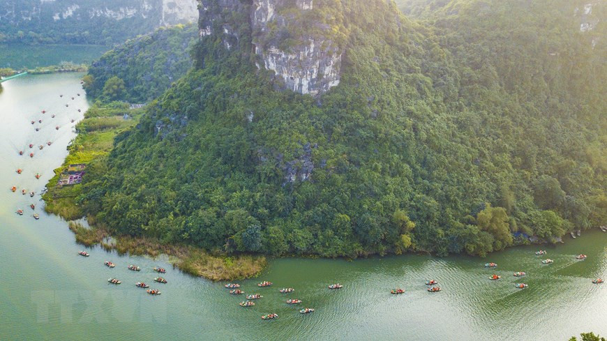 Quần thể danh thắng Tràng An nơi đây được thiên nhiên ban tặng những dãy núi đá vôi uốn lượn bao quanh dòng sông thanh bình, cùng những di tích linh thiêng và hệ động thực vật phong phú, quý hiếm. (Ảnh: Minh Đức/TTXVN)