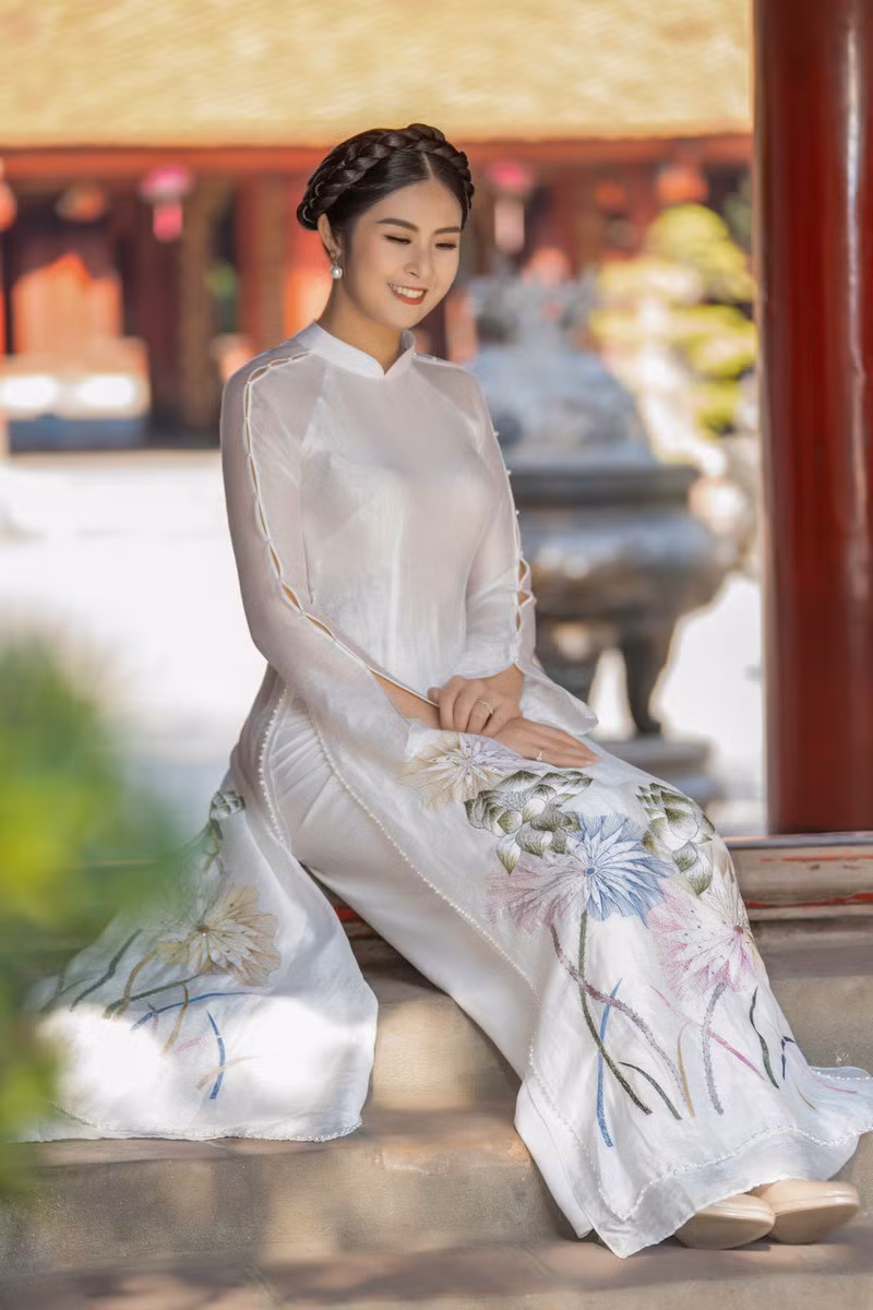  Những chi tiết cách điệu ở cổ áo, tay áo… giúp tà áo dài truyền thống trông trẻ trung và hiện đại hơn. Những hạt ngọc trai tô điểm ở tà áo và cổ tay áo giúp chị em trở nên duyên dáng, điệu đà hơn khi mặc áo dài.