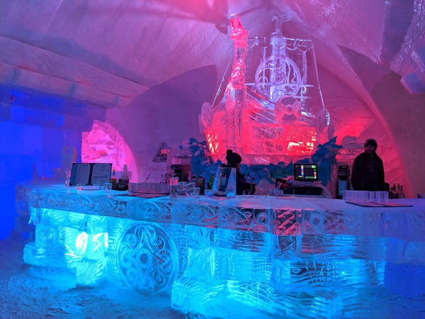 Quán bar có hai con tàu được làm từ băng. Quán bar có hai con tàu được làm từ băng.