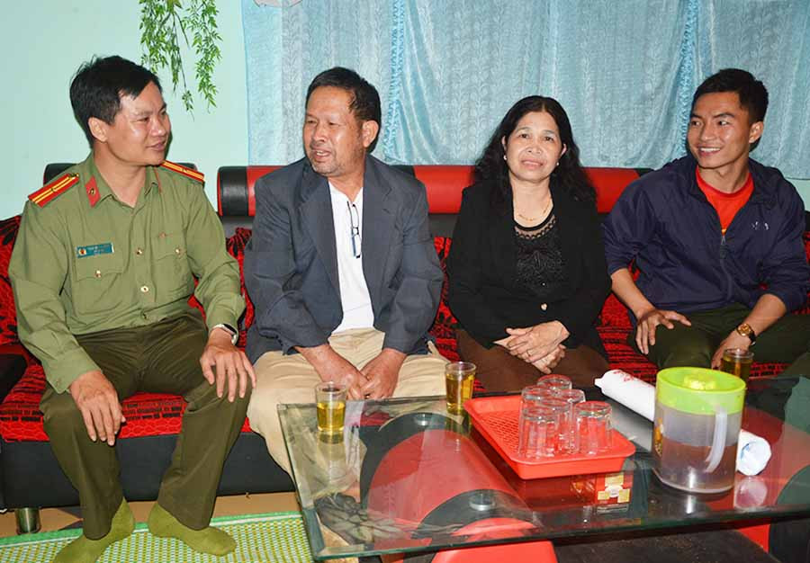  Ông Ksor Hyech (thứ 2 từ trái sang) trò chuyện với cán bộ an ninh Công an huyện Ia Grai về cuộc sống ở Mỹ. Ảnh: T.T