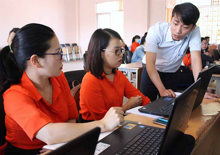 Nhân viên VNPT Gia Lai hướng dẫn giáo viên Trường APC Gia Lai thao tác trên hệ thống E-Learning. Ảnh: H.T Nhân viên VNPT Gia Lai hướng dẫn giáo viên Trường APC Gia Lai thao tác trên hệ thống E-Learning. Ảnh: H.T