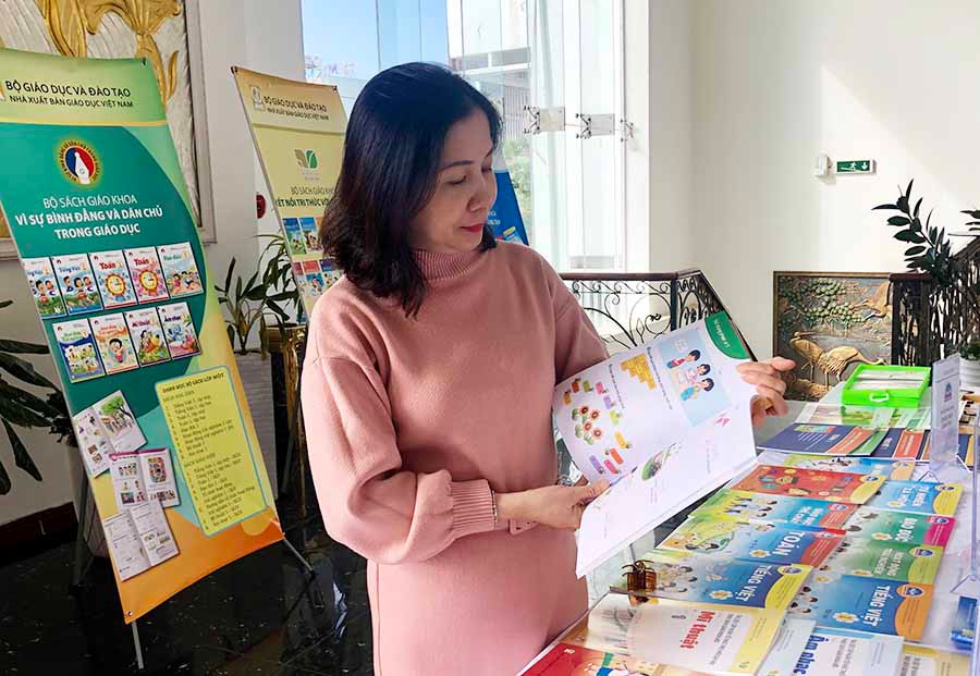  Đại biểu nghiên cứu đánh giá các bộ sách giáo khoa phù hợp với tình hình thực tế phát triển của địa phương và điều kiện giảng dạy của từng cơ sở giáo dục. Ảnh: N.Tc