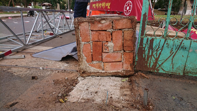 Trụ cổng xây bằng gạch, không có lõi thép - Ảnh: Ngọc Hạ