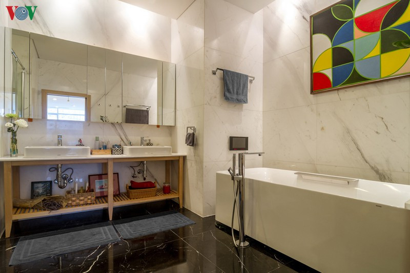 Phòng vệ sinh ốp đá marble cho cảm giác sáng sủa và rộng rãi. Sự tương phản giữa màu đen của sàn và trắng của tường tạo ấn tượng mạnh cho thị giác và tăng sự sang trọng. Phòng vệ sinh ốp đá marble cho cảm giác sáng sủa và rộng rãi. Sự tương phản giữa màu đen của sàn và trắng của tường tạo ấn tượng mạnh cho thị giác và tăng sự sang trọng.