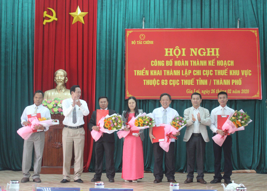 Công bố quyết định và ra mắt ban lãnh đạo Chi cục Thuế khu vực Ayun Pa-Phú Thiện-Ia Pa. Ảnh: Sơn Ca