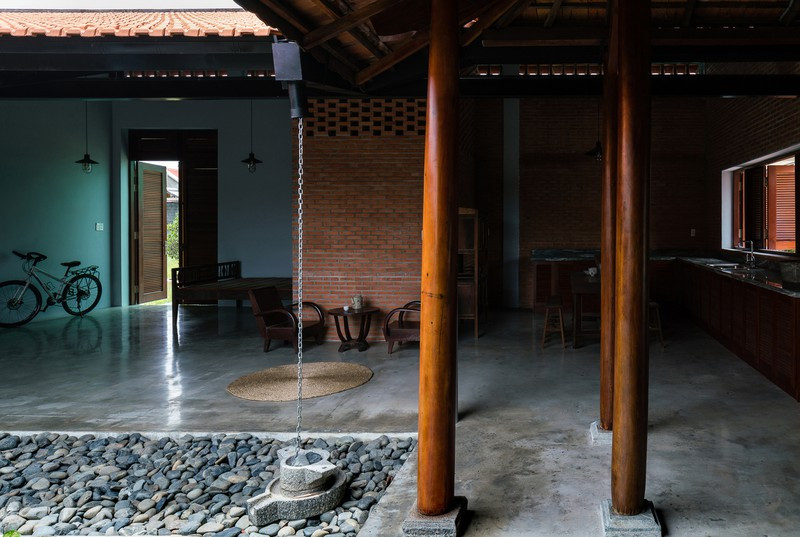 Vẻ đẹp nhà 3 gian truyền thống đặc trưng của người Nam Bộ ảnh 10 Bếp nấu nằm ở cuối nhà có tường làm bằng gạch độc đáo.